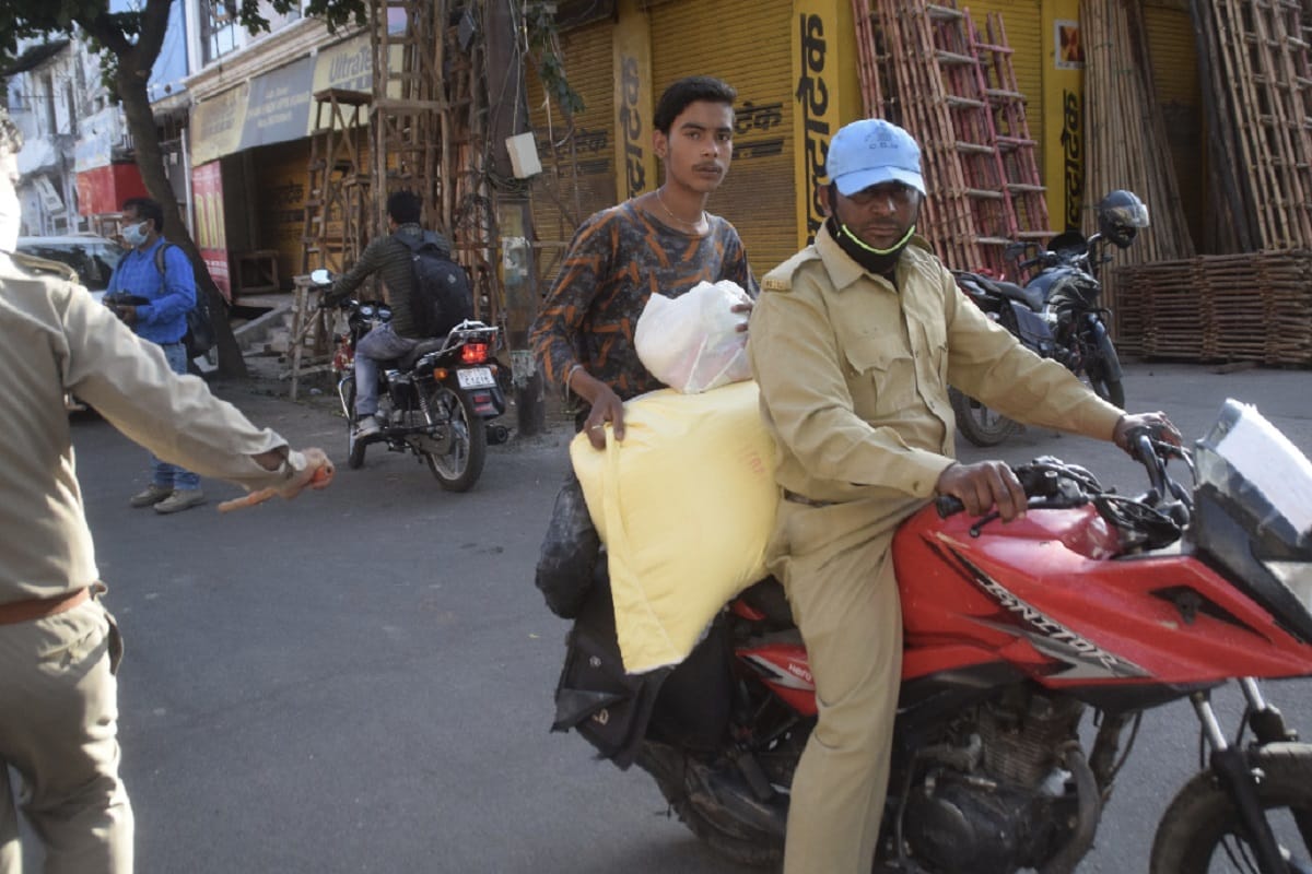 Corona Update, gathered of peoples in market after many areas sealed in Meerut during lockdown
