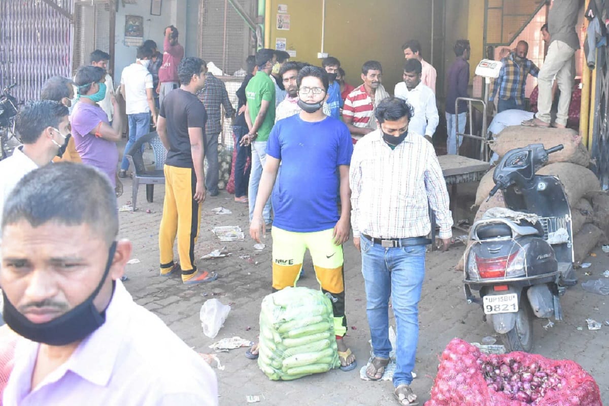 Corona Update, gathered of peoples in market after many areas sealed in Meerut during lockdown