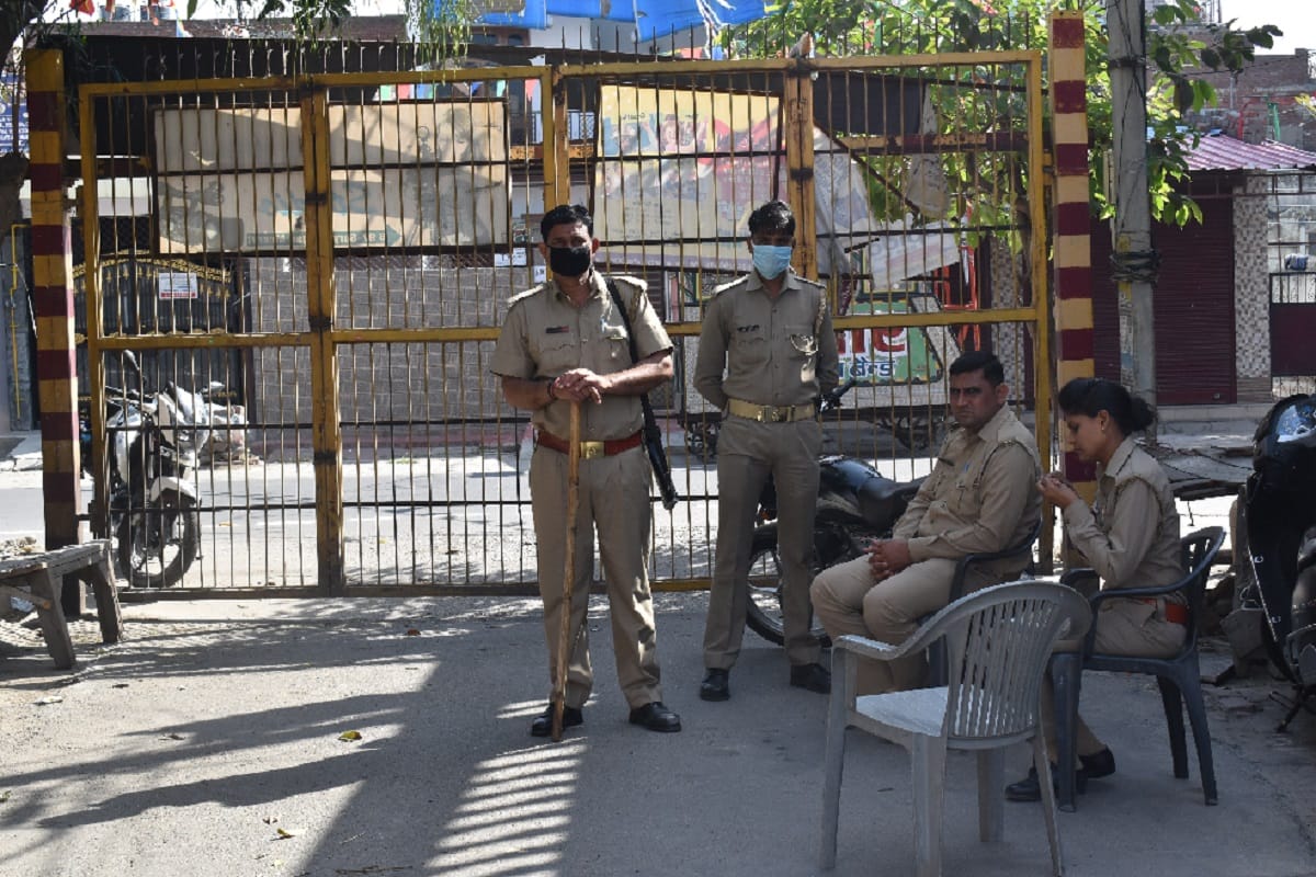 Shahjahanabad apartment seal in Dwarka Sector-11 and The team of doctors reached for checkup