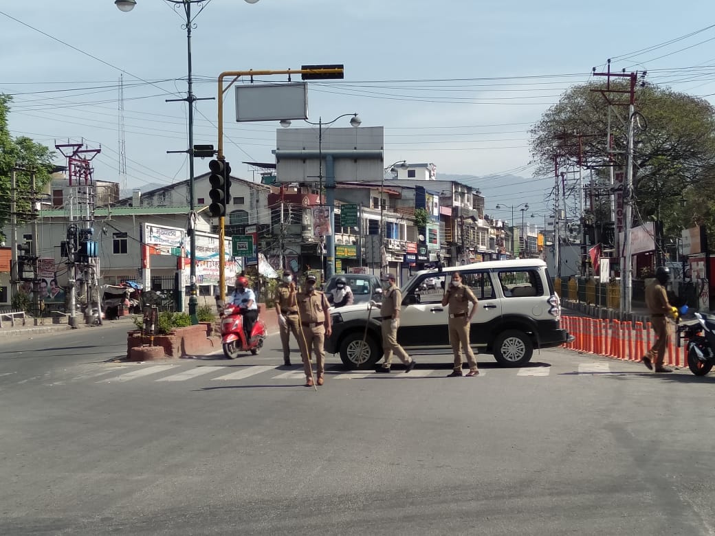 coronavirus in uttarakhand latest news : dehradun paltan bazar half lockdown today
