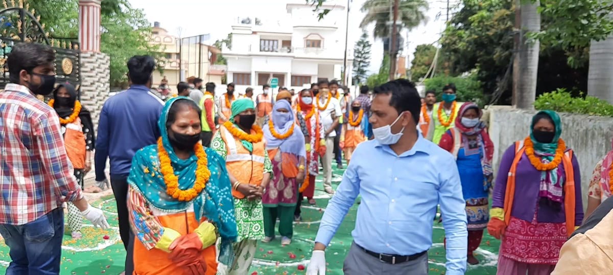 uttarakhand Lockdown latest news: people spread flower on police and cleanliness worker