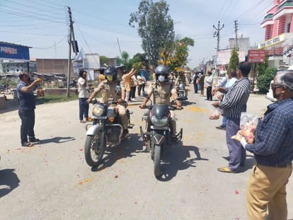 uttarakhand Lockdown latest news: people spread flower on police and cleanliness worker