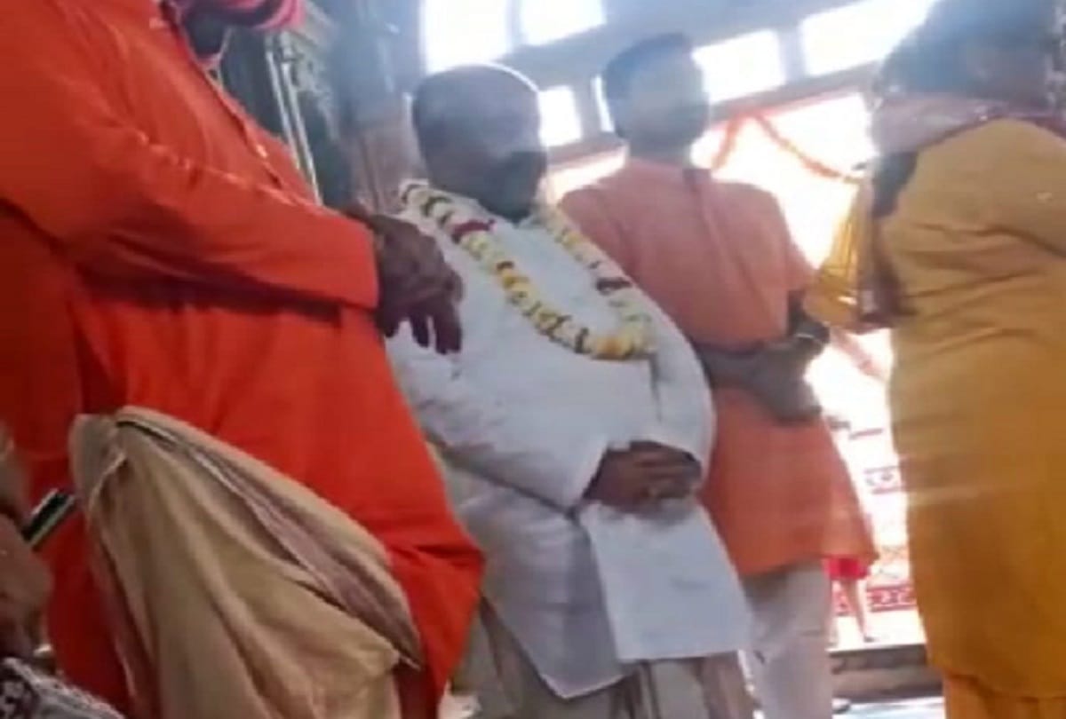 MLA worshiped with family in temple during lockdown in Aligarh