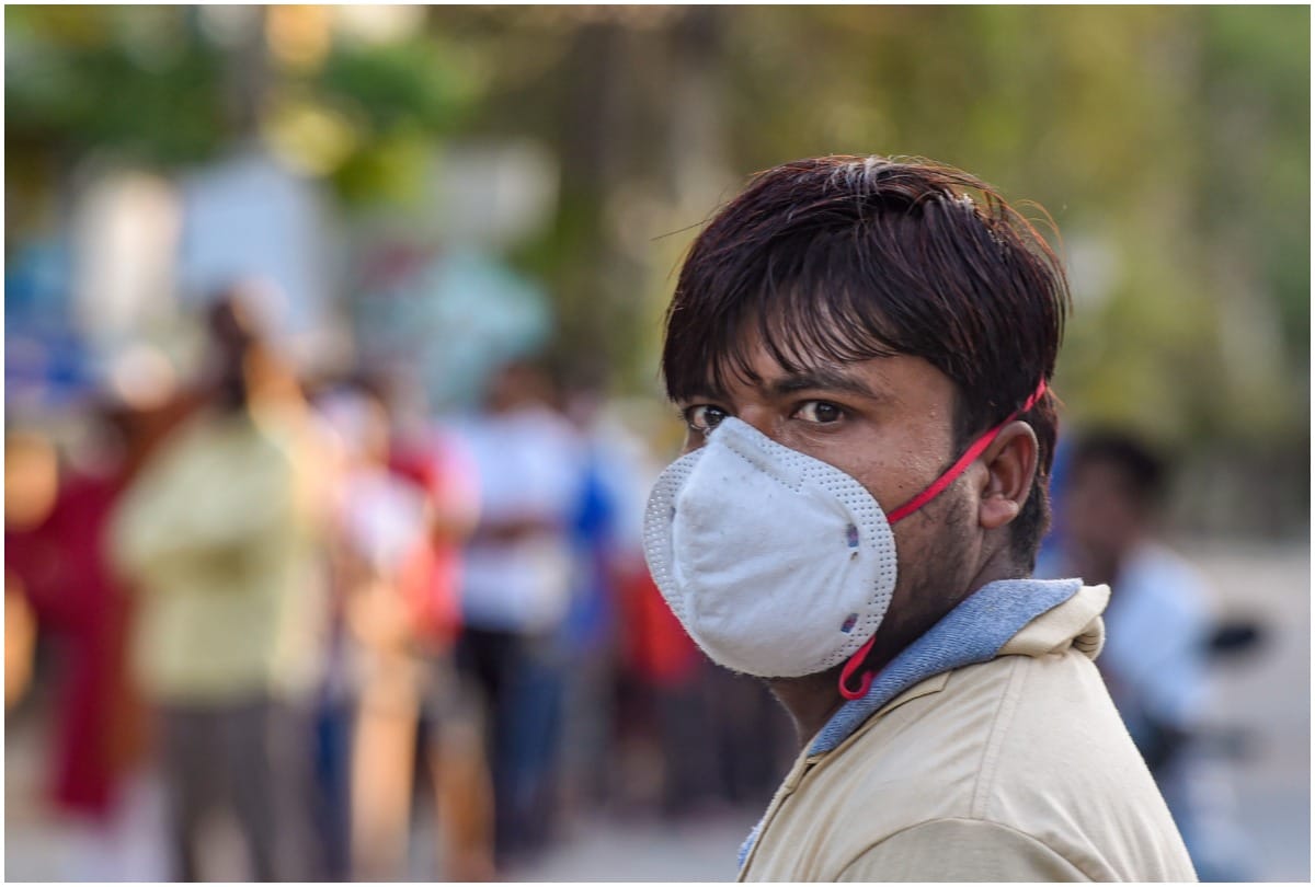 Delhi: Guards fighting Corona in hotspot areas using only one mask