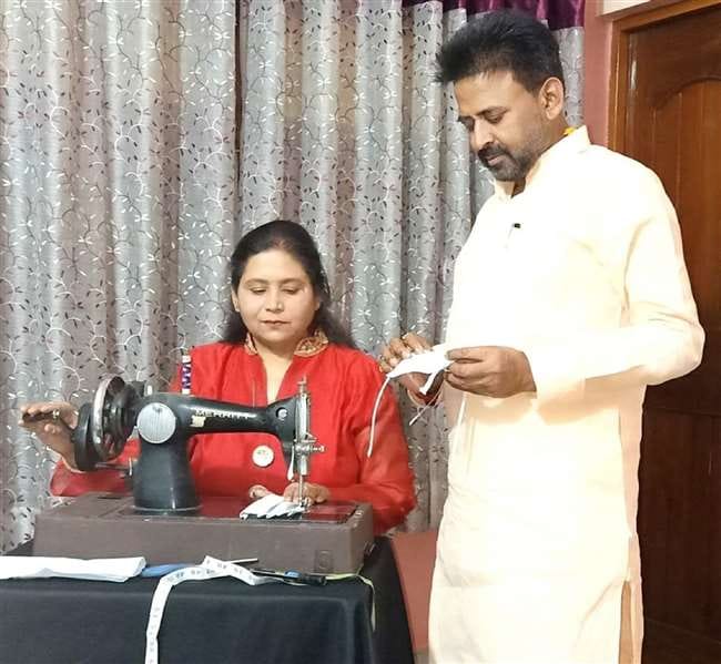 wives of the leaders are not behind in fulfilling their responsibility towards the society, the wife of the BJP regional president masks at home.
