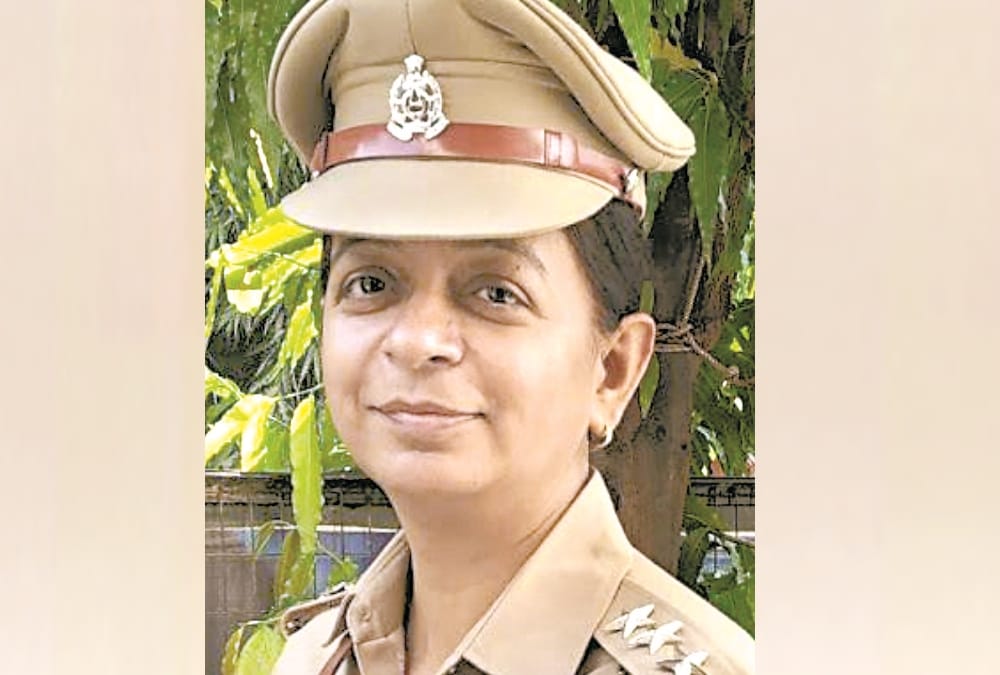 lady police are fulfilling their responsibilities by staying away from children during lockdown in lucknow