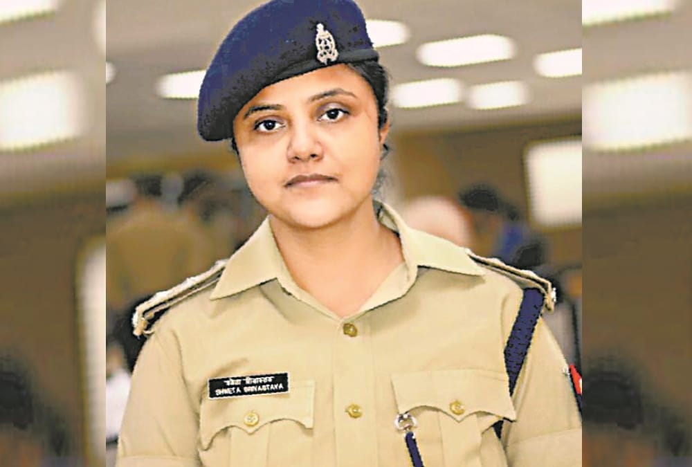 lady police are fulfilling their responsibilities by staying away from children during lockdown in lucknow