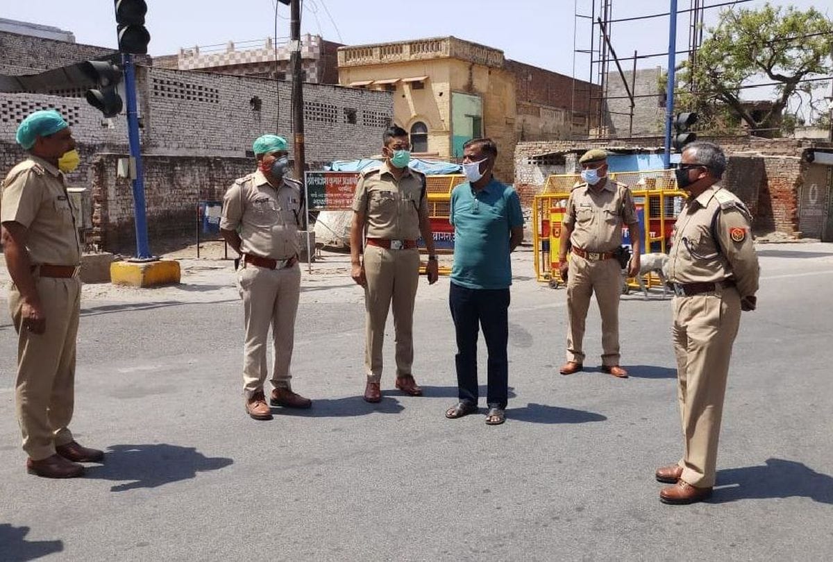 Lockdown In Agra City Police Block Mg Road