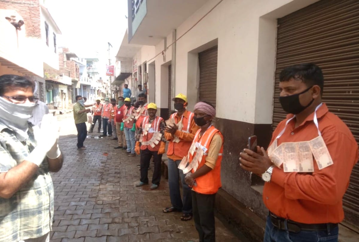 CoronaVirus Lockdown: residents of agra shower flower on sanitation workers