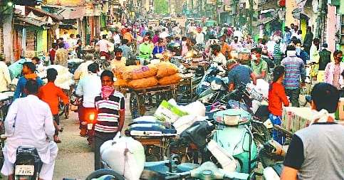 Bypassing the lock down, the market gets decorated at four in the morning