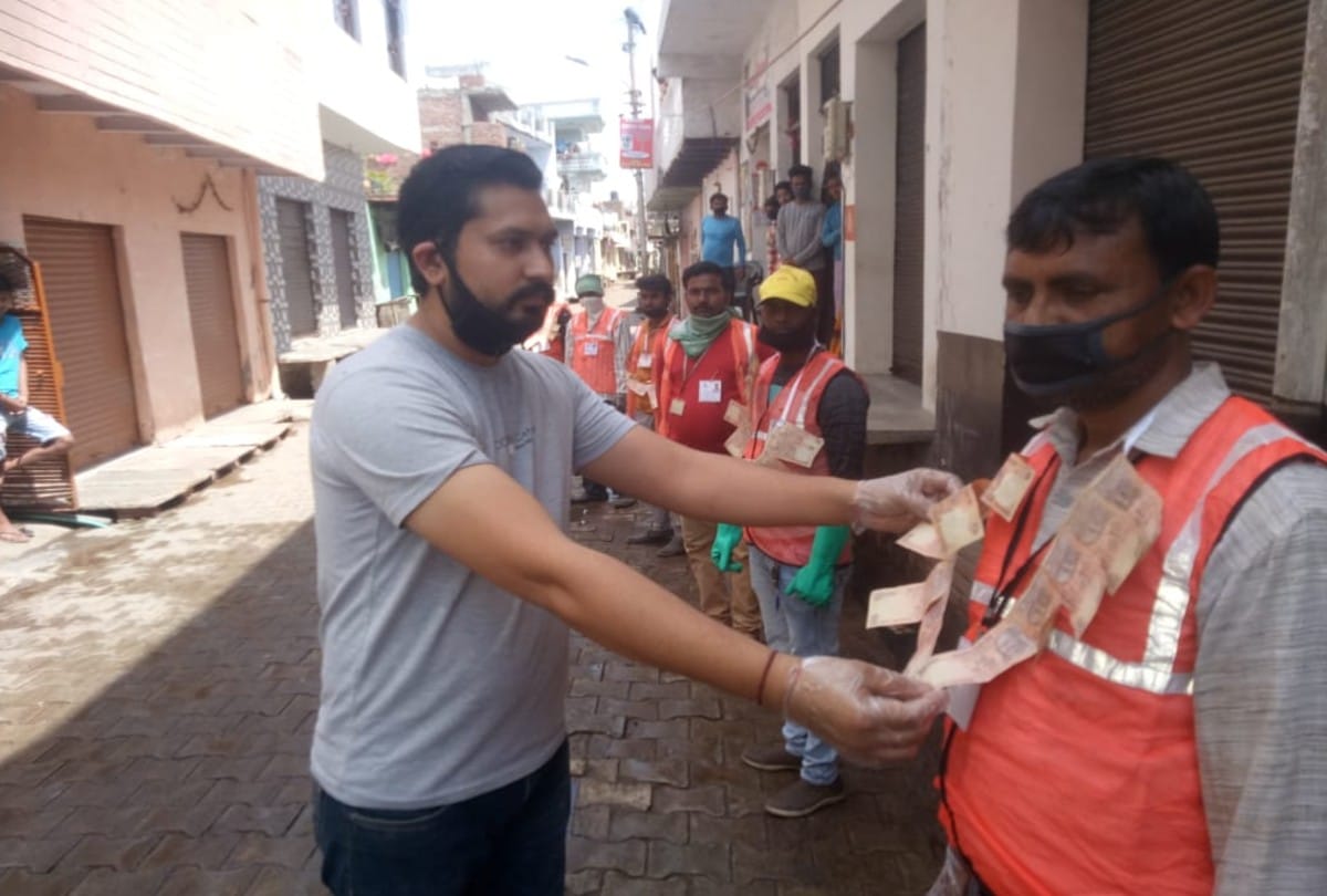 CoronaVirus Lockdown: residents of agra shower flower on sanitation workers