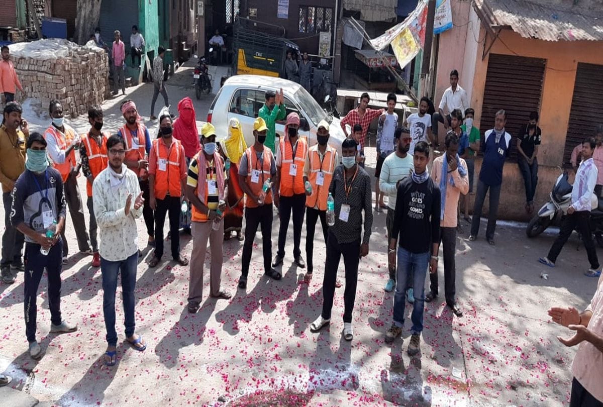 CoronaVirus Lockdown: residents of agra shower flower on sanitation workers