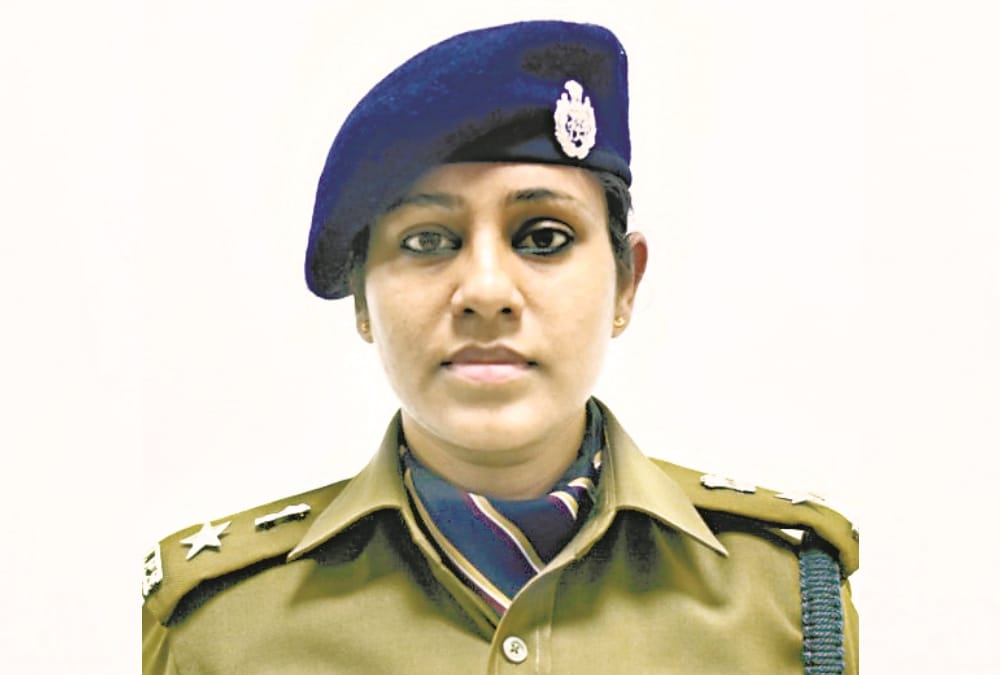 lady police are fulfilling their responsibilities by staying away from children during lockdown in lucknow