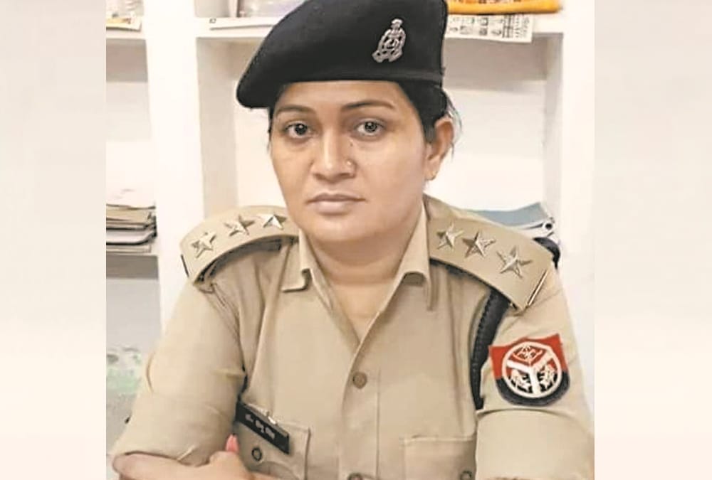 lady police are fulfilling their responsibilities by staying away from children during lockdown in lucknow