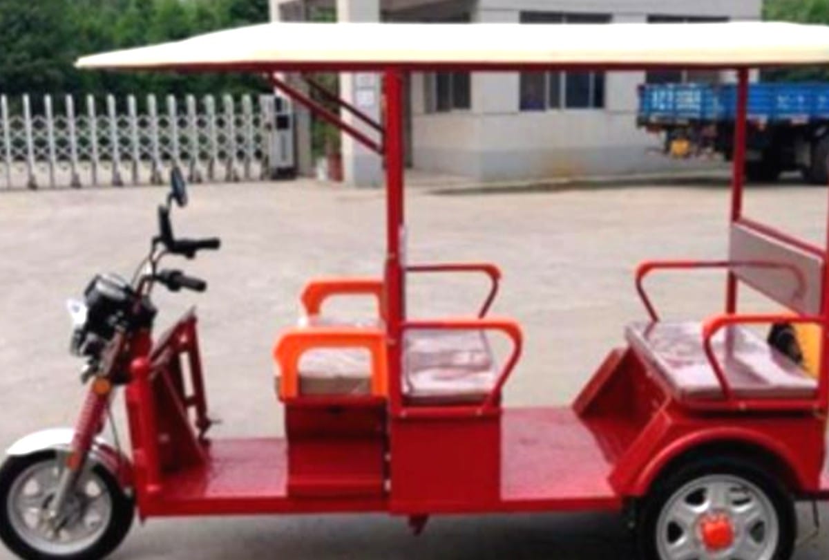 miscreants robbed the e-rickshaw after beating driver in firozabad