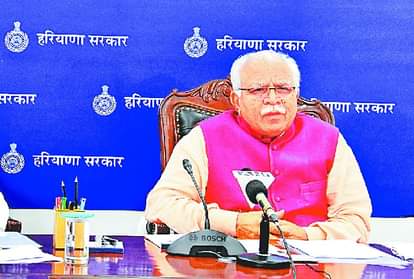 मुख्यमंत्री मनोहर लाल प्रेस कांफ्रेंस करते हुए