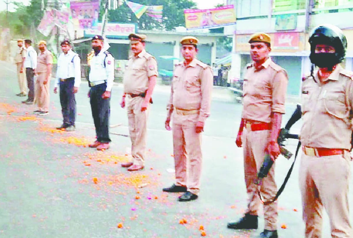 people clapped and Flowers showered on police for hard work on Duty during lockdown