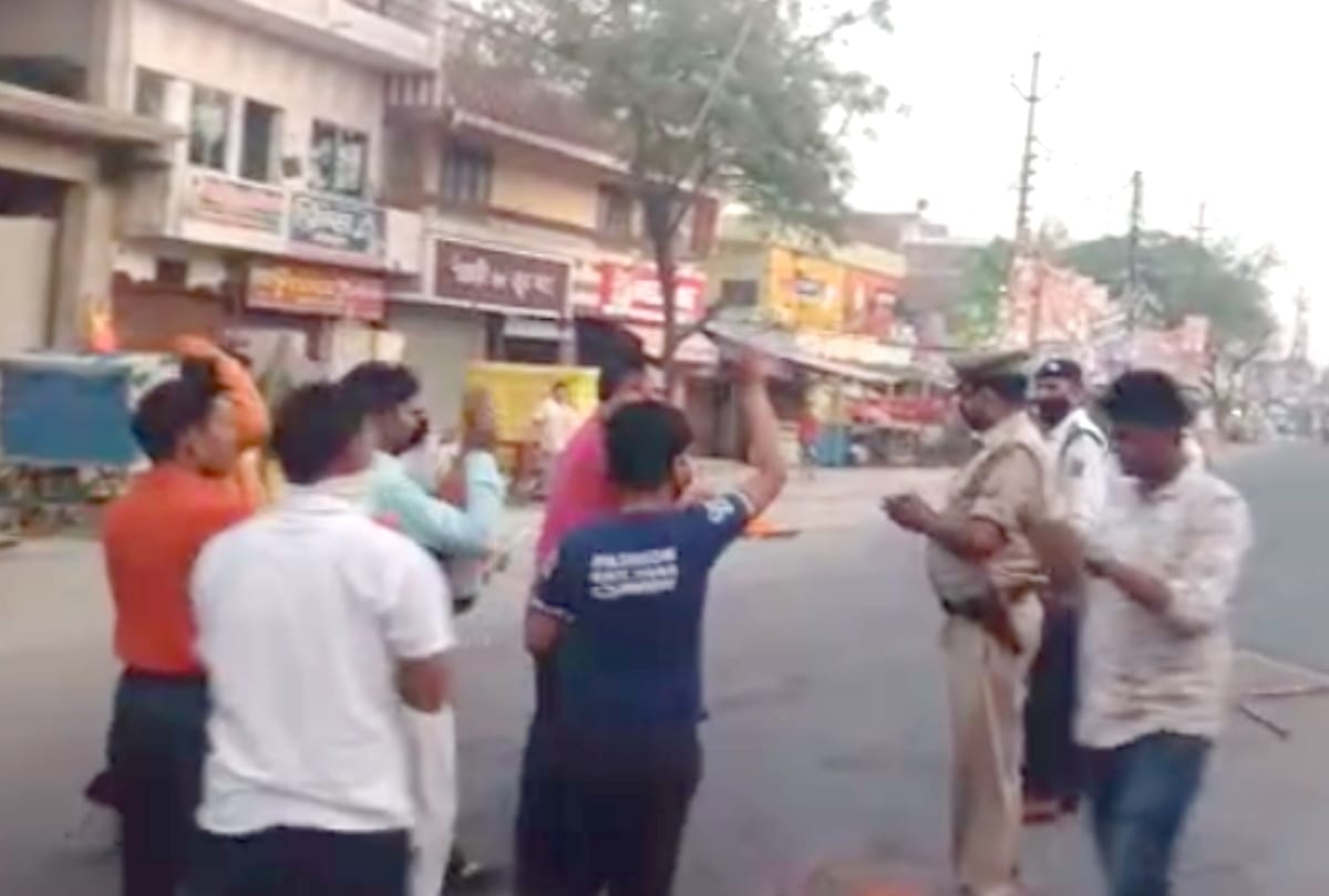 people clapped and Flowers showered on police for hard work on Duty during lockdown