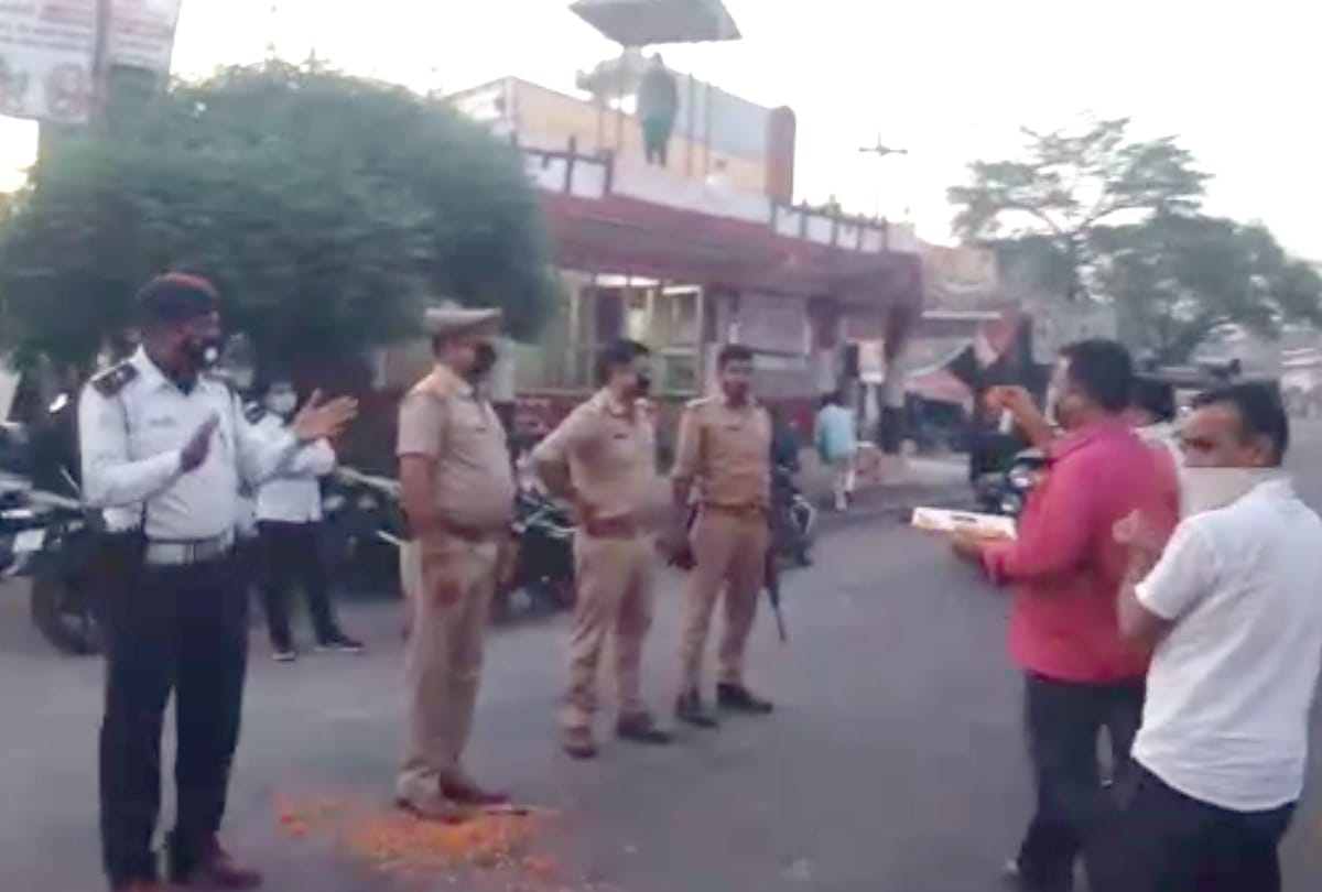 people clapped and Flowers showered on police for hard work on Duty during lockdown
