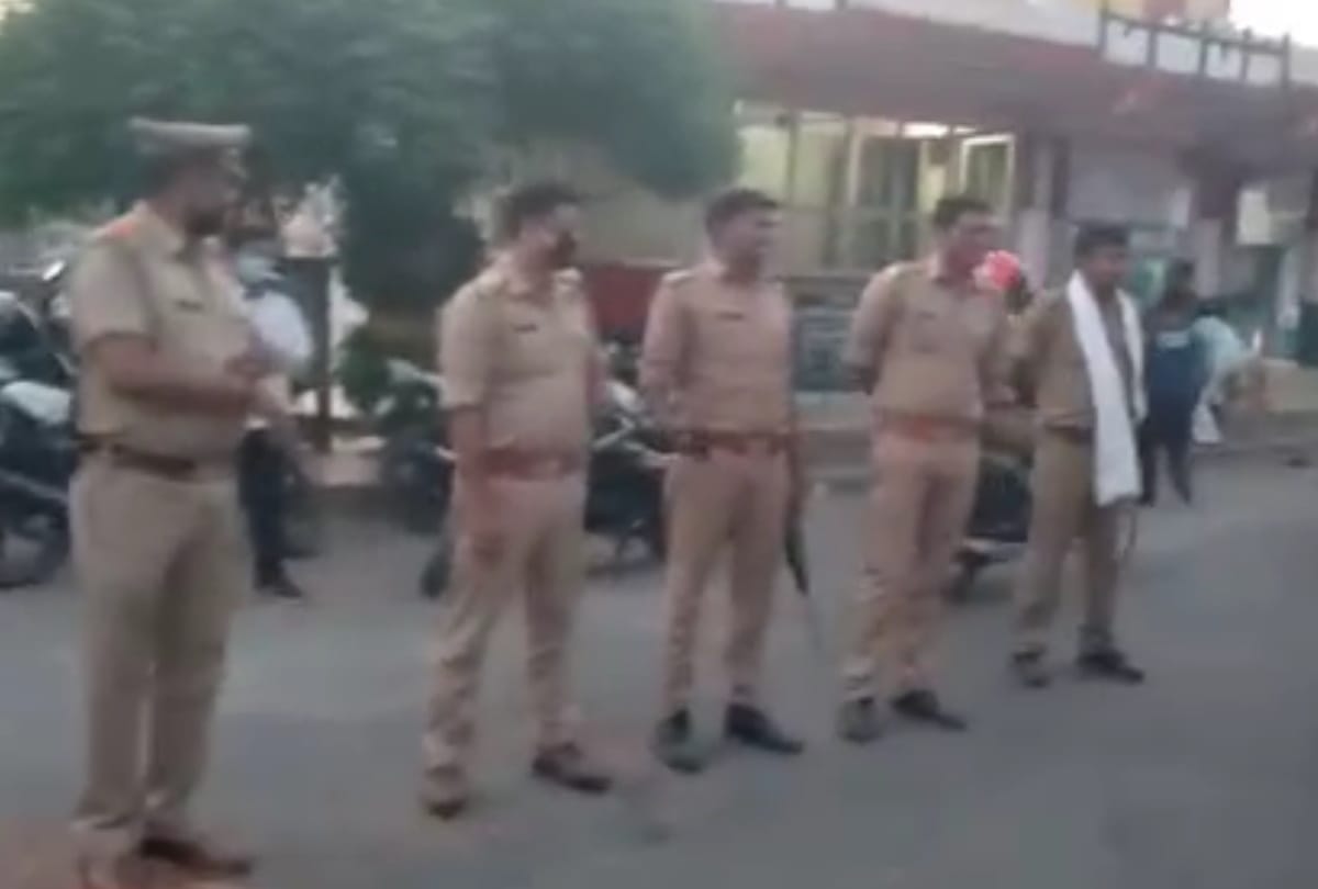 people clapped and Flowers showered on police for hard work on Duty during lockdown