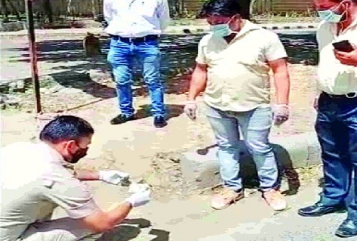corona virus in up 500-500 notes found scattered on road