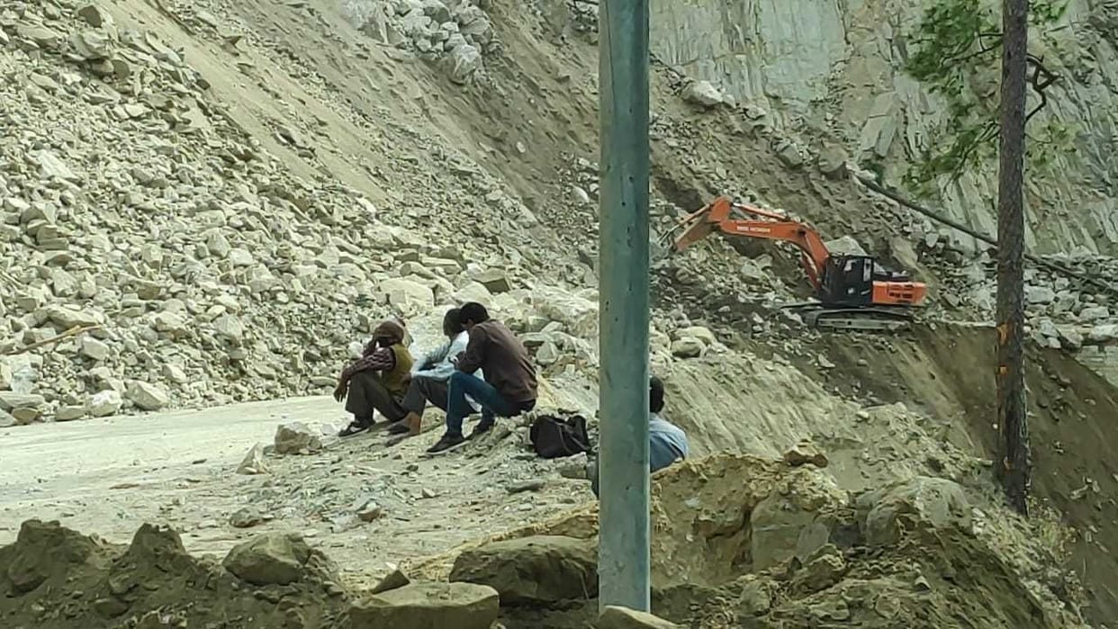 Tanakpur-Pithoragarh road not open even on third day