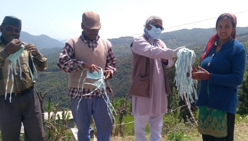 Also distributed masks in Karnprayag, Adibadari, Narayanbagad