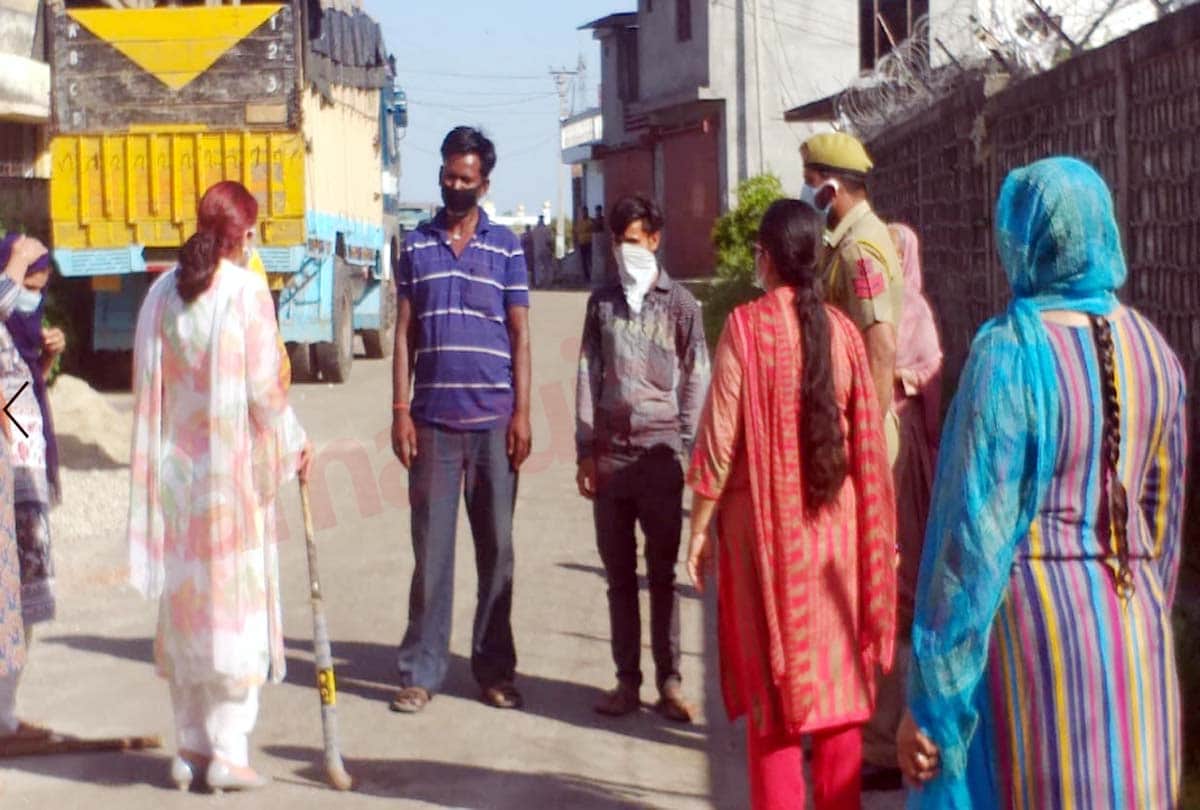 Coronavirus in Jammu Kashmir (J&K) News in Hindi, People go out of home unnecessarily, women took up hockey sticks and tackling situation