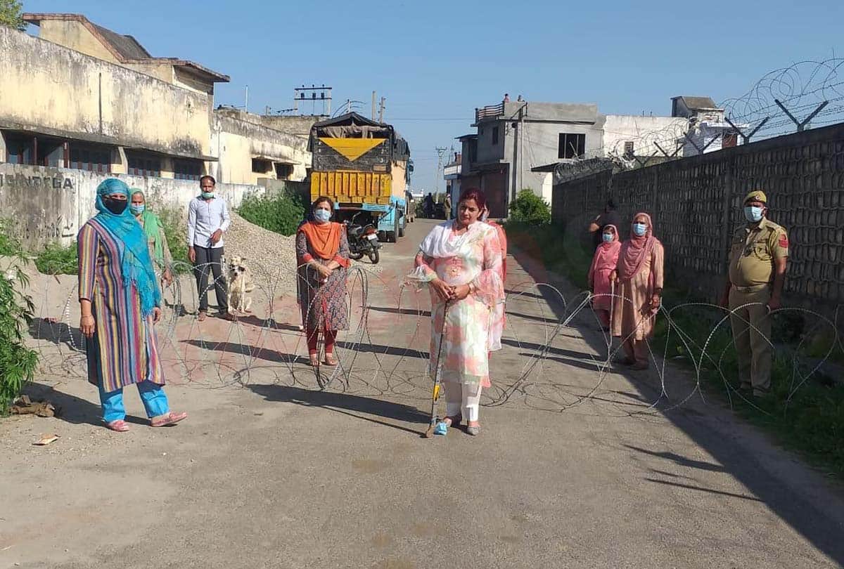 Coronavirus in Jammu Kashmir (J&K) News in Hindi, People go out of home unnecessarily, women took up hockey sticks and tackling situation