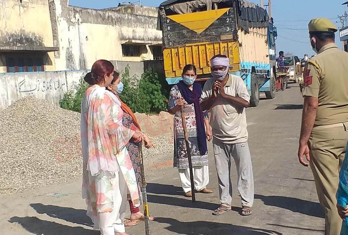 Coronavirus in Jammu Kashmir (J&K) News in Hindi, People go out of home unnecessarily, women took up hockey sticks and tackling situation