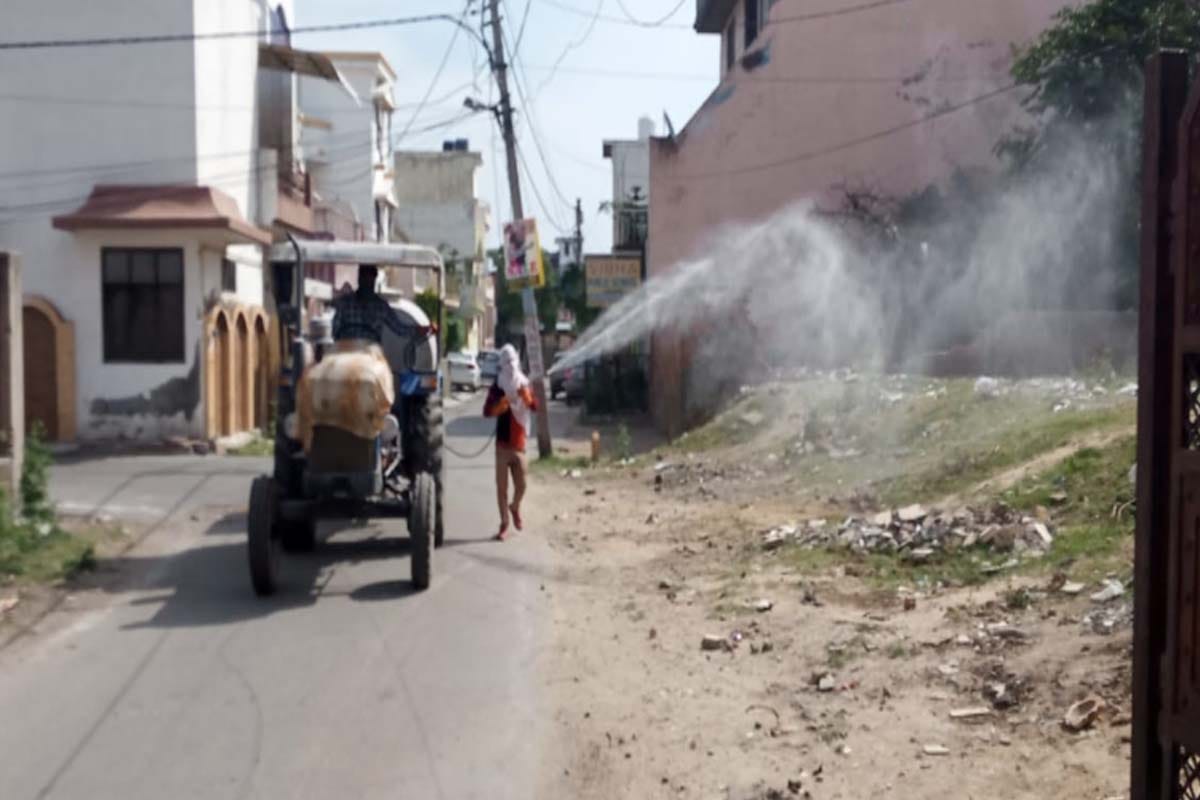 coranavirus update news: Police tieght security in sealed hotspot areasin Meerut