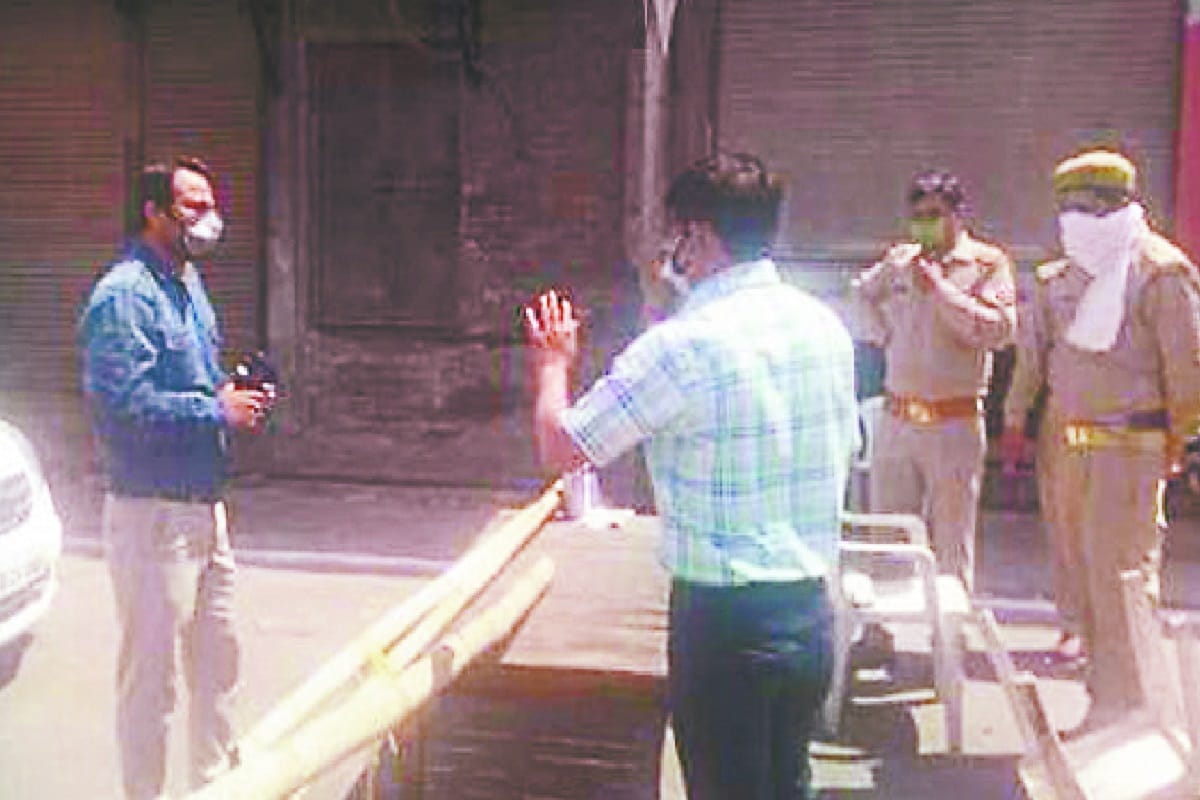Lockdown Update News, The doctor was stopped from going to duty due to the hotspot in Meerut
