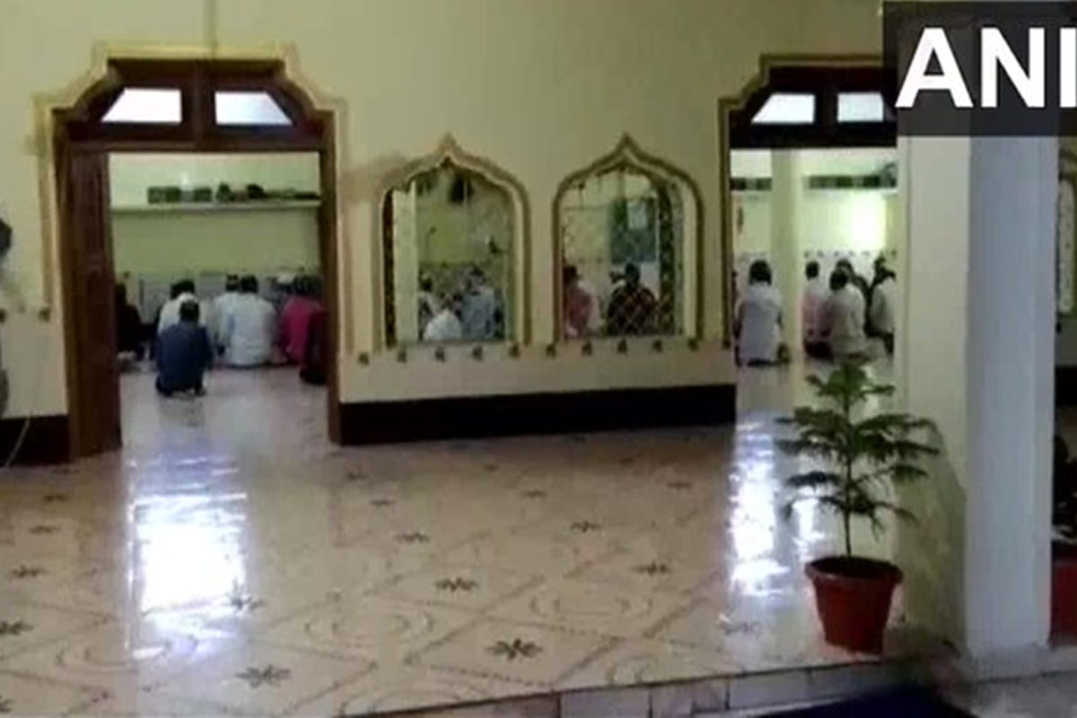 coronavirus Madhya Pradesh Case registered against 40 people who were found offering prayers inside mosque