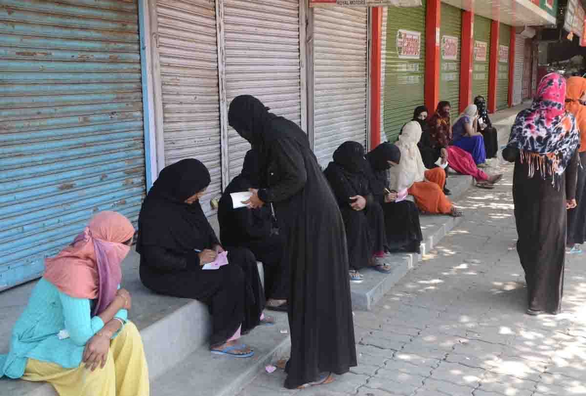 Banks opened in hotspot areas, Employees Association expressed protest