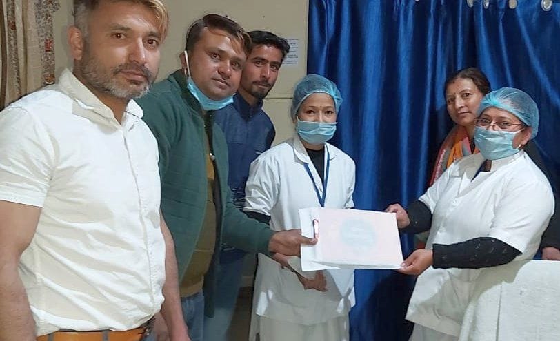 Ummat Foundation giving gifts to poor Corona warriors