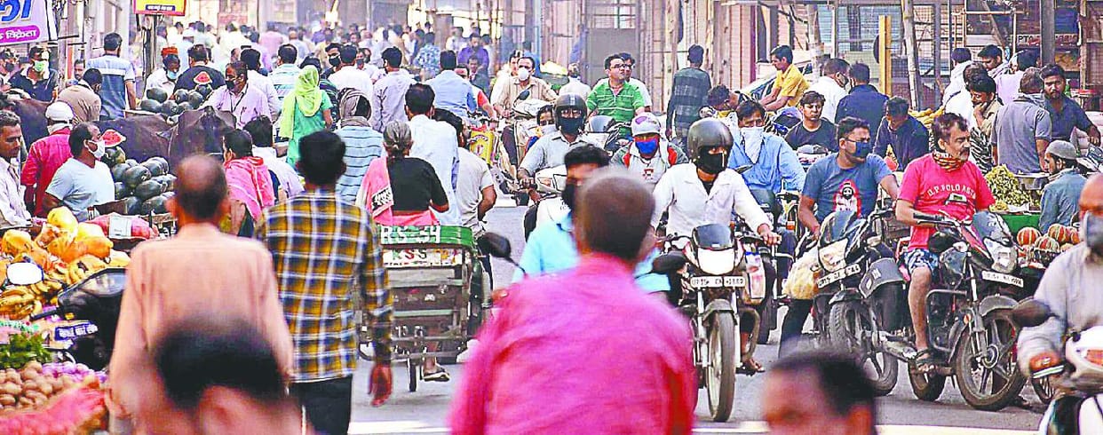 Crowd uncontrolled in many markets in the morning