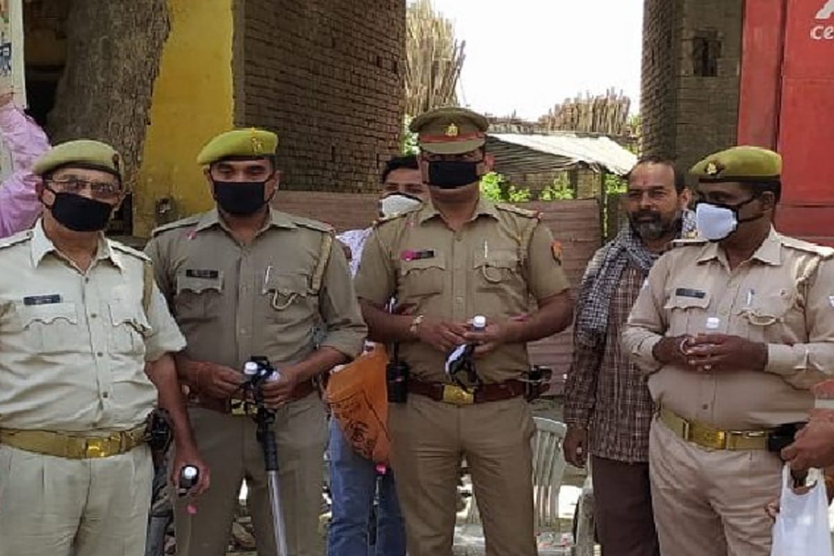 Lockdown in Uttar Pradesh, Police busted making fake pass of lockdown at Public Facilitation Center in Baghpat