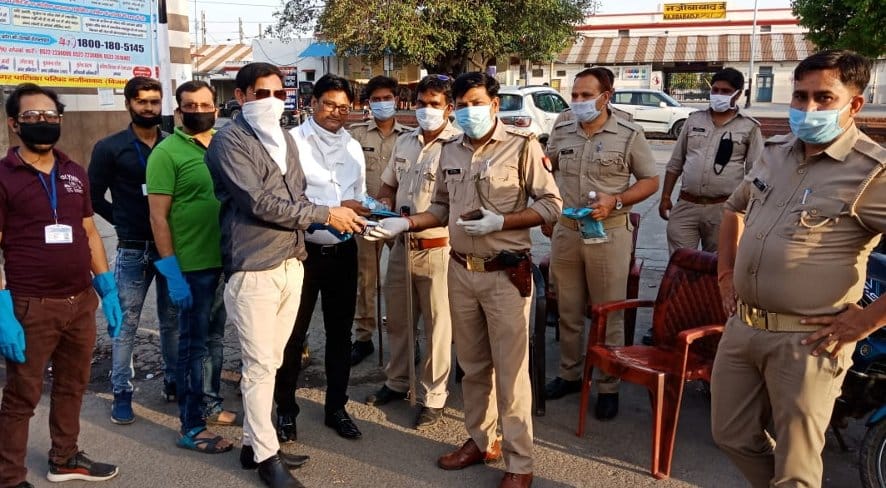 Masks given to police personnel on duty