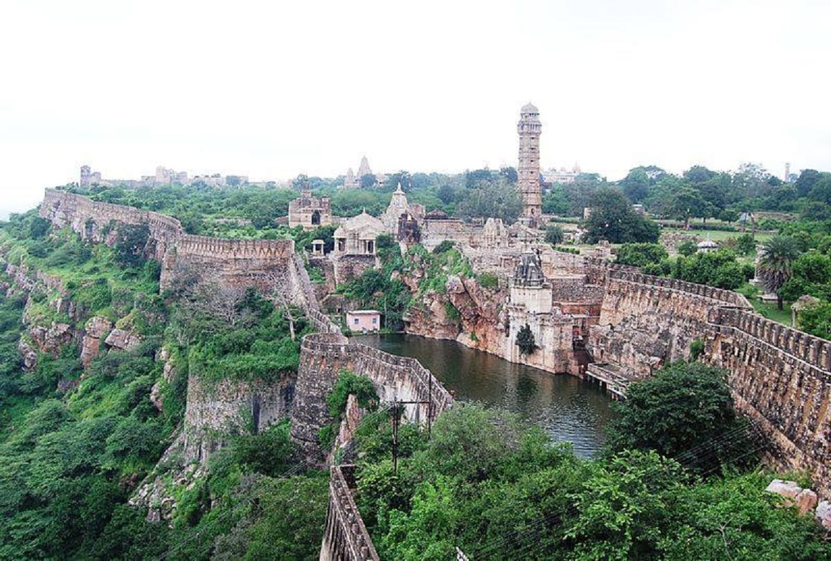 know about chittorgarh fort in rajasthan largest fort of india