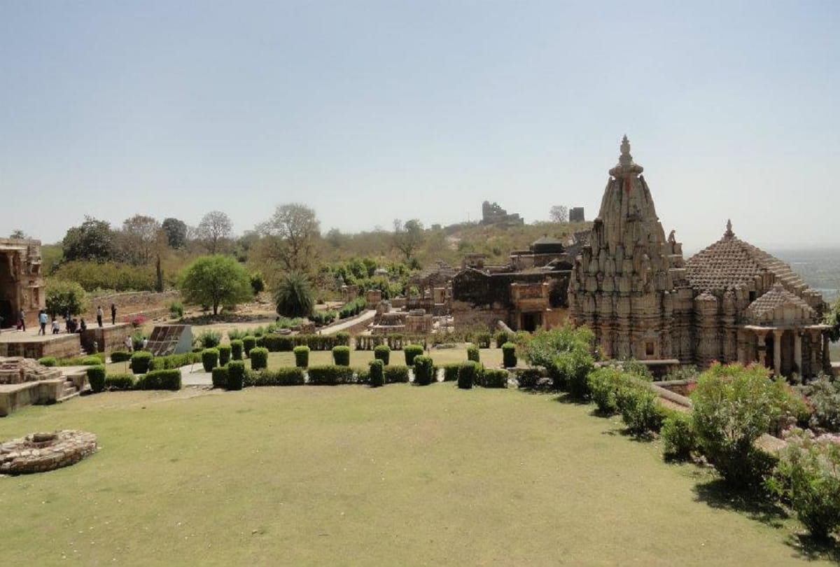 largest fort of India Chittorgarh Fort in Rajasthan