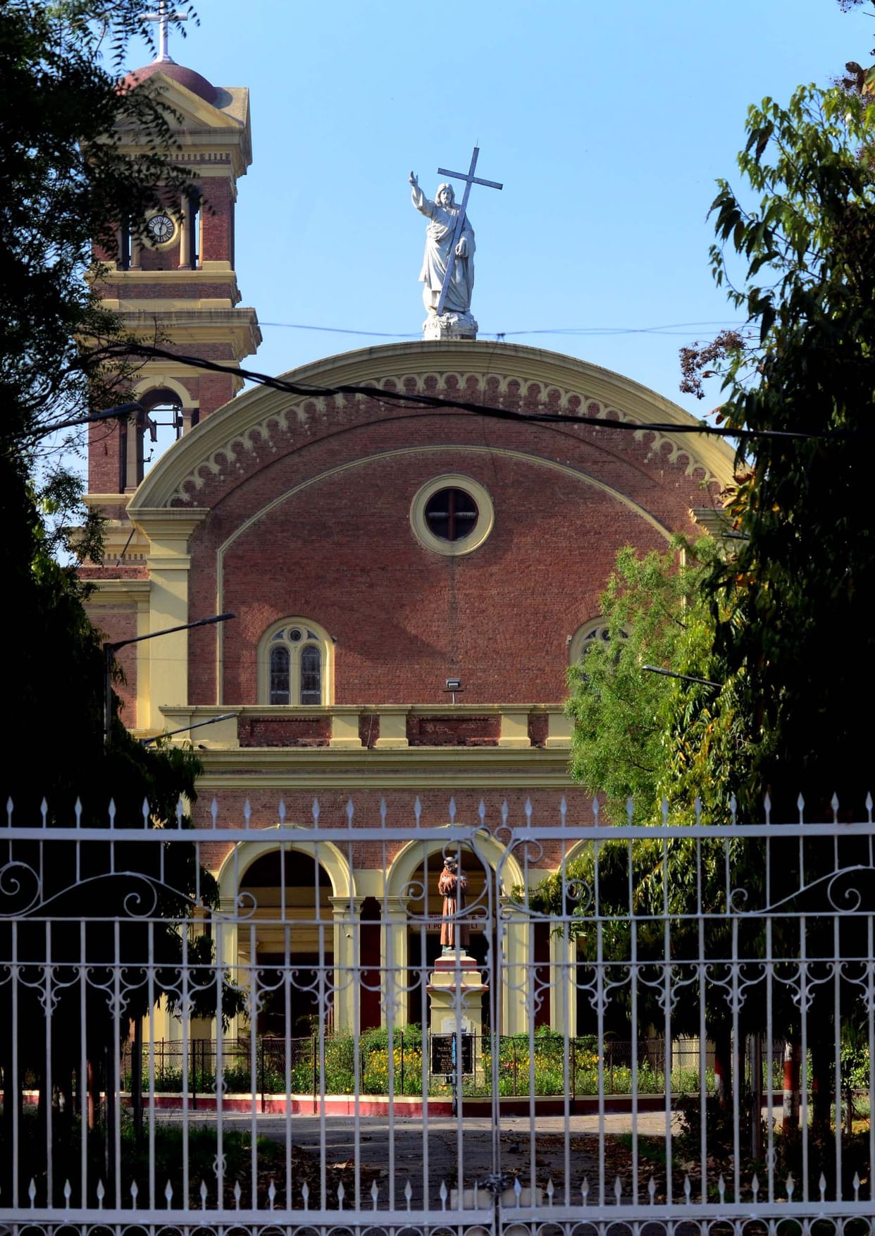 church does not open in locks on good friday prayers in homes
