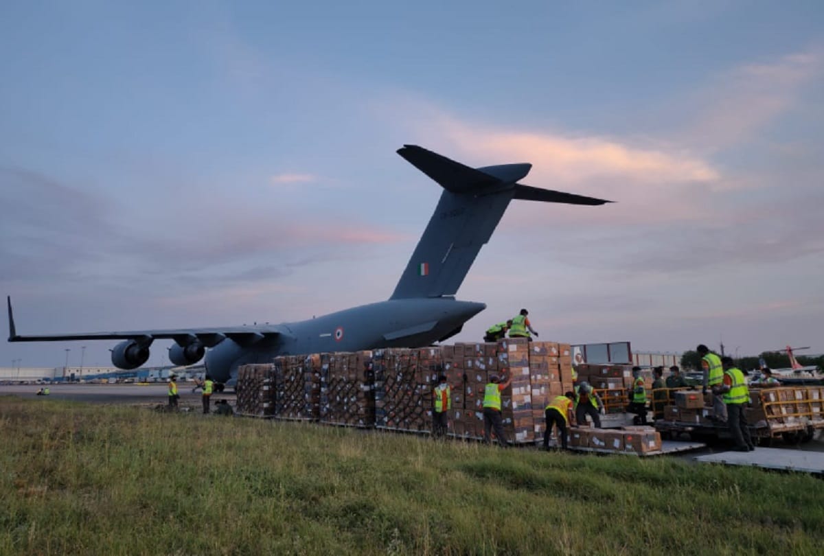 Indian Air force dropped the essential loads from mumbai to bengaluru for PPEs and medical works