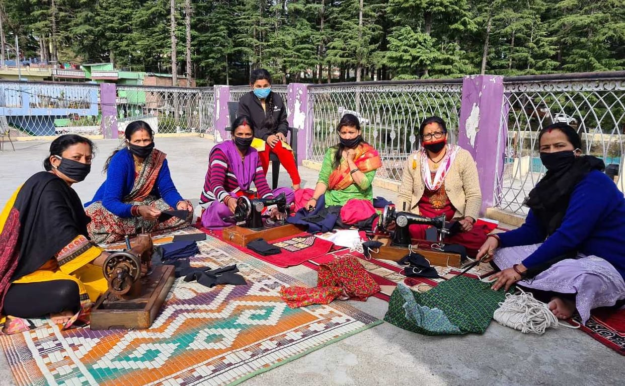 Former chairman Lata Verma is making masks with women at home