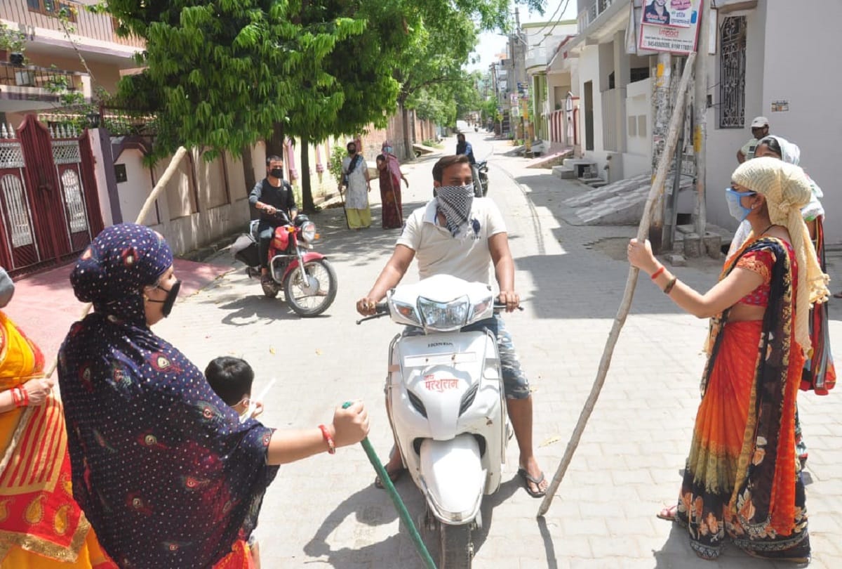 Women guarding lahar gird area from Corona in Jhansi