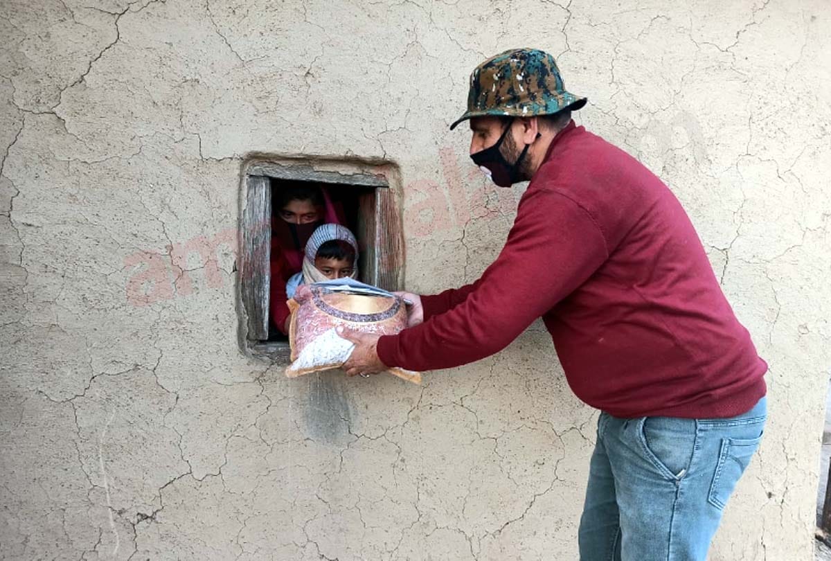 Coronavirus in Jammu Kashmir (J&K) News in Hindi, People are helping the needy