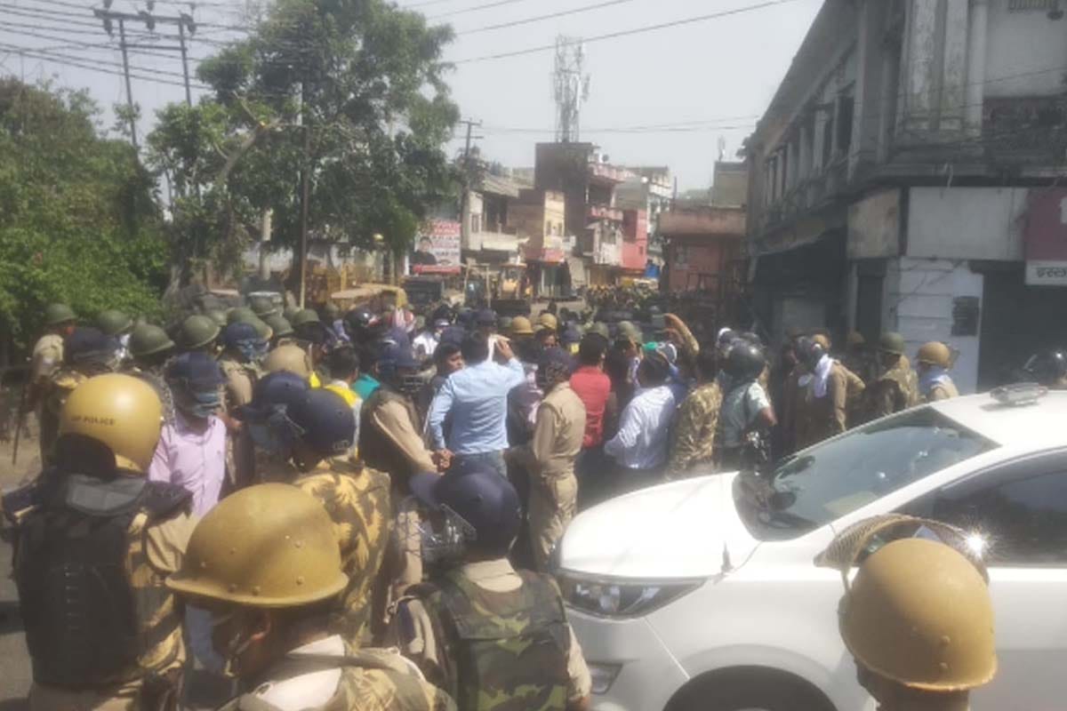 Meerut: case filed against eleven people including three corona positive jamati in Meerut, for attack on police in Jali Kothi