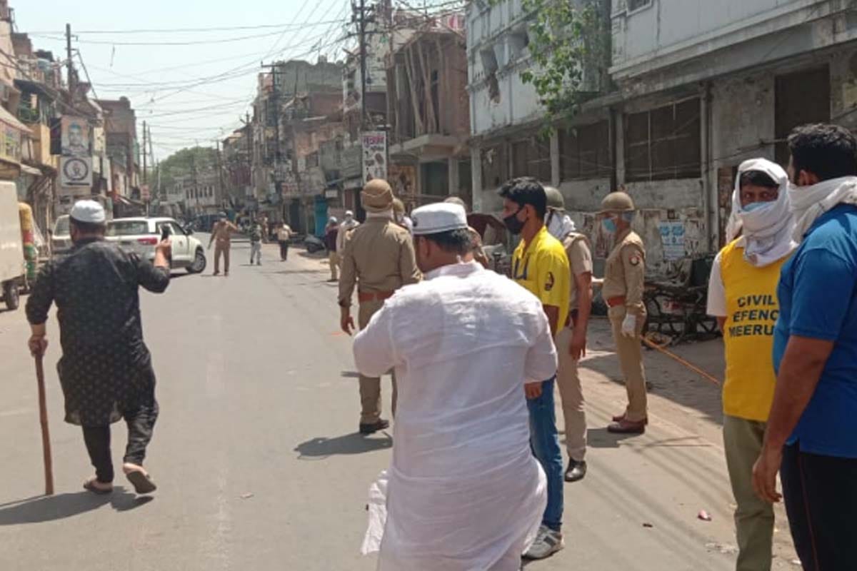 Lockdown Update meerut news in Hindi: rucks in jali kothi hotspot in Meerut, police did Flag march
