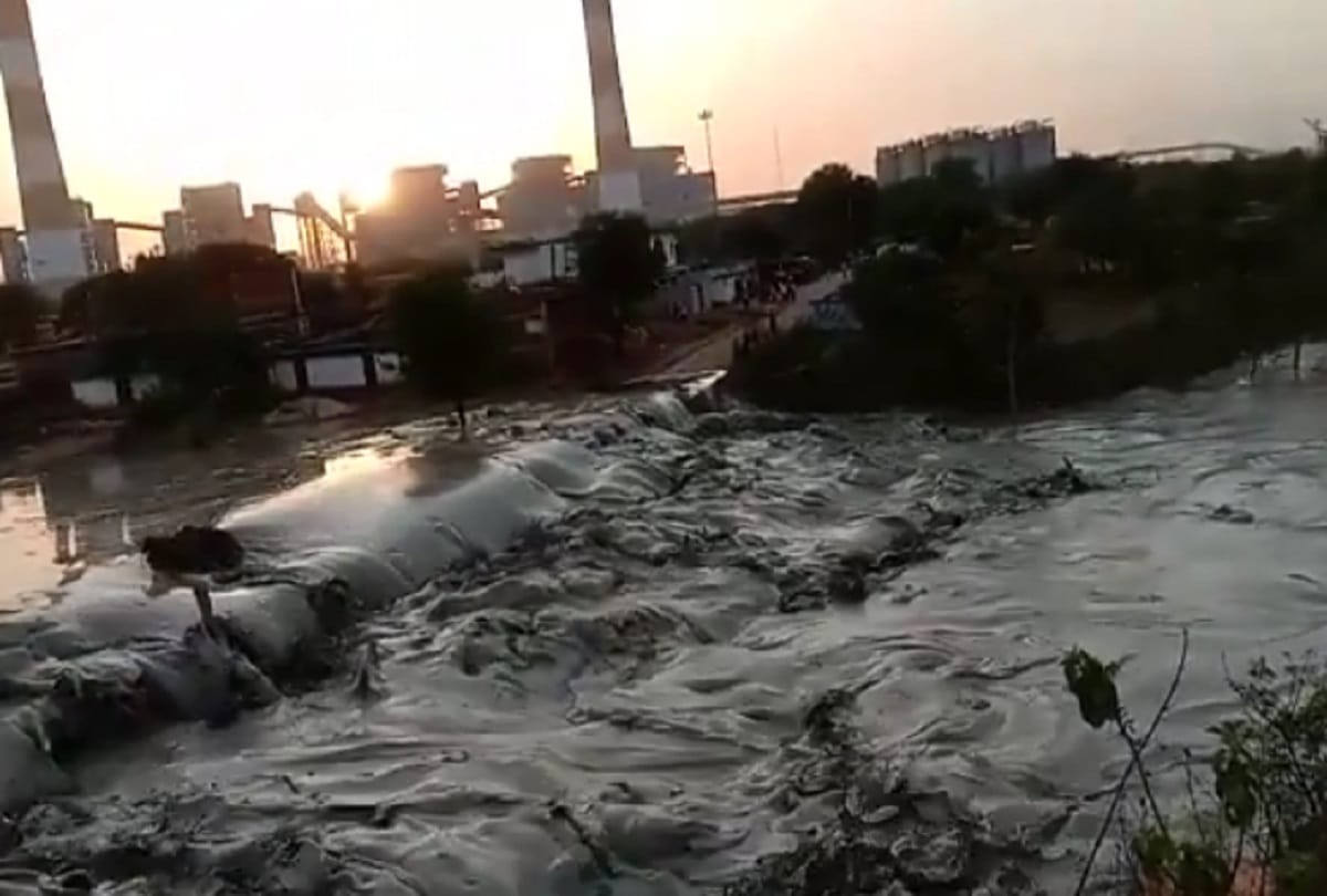 Fly ash dam, of a power plant situated in Singrauli district breaks; debris spread in nearby areas