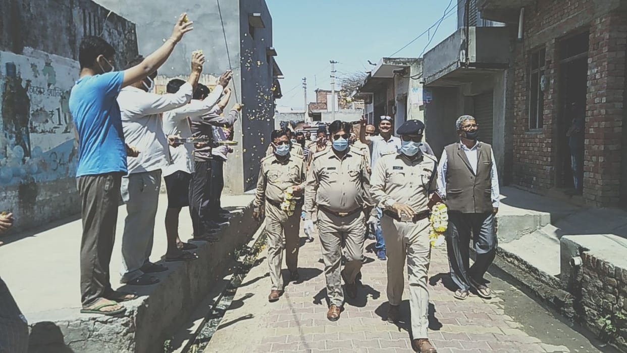 Flower showers on police officers and personnel