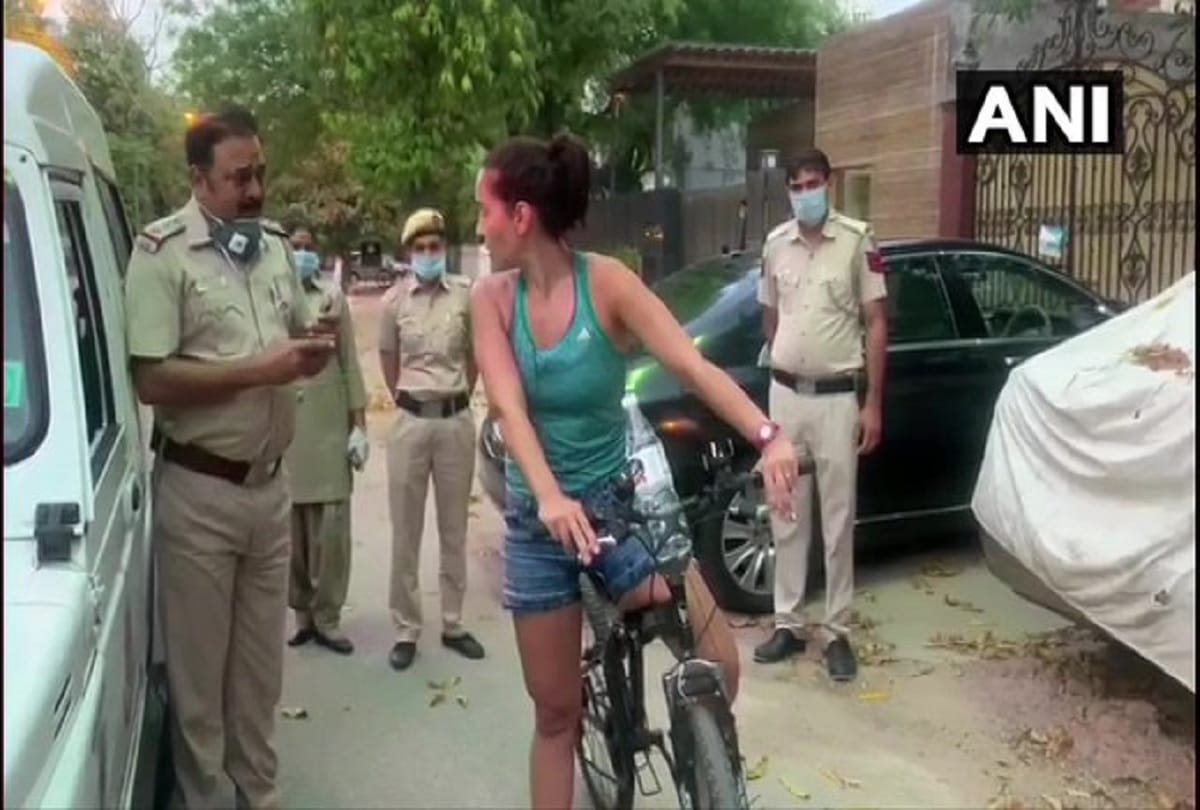 Uruguay woman argues with police when stopped for riding cycle without precautions